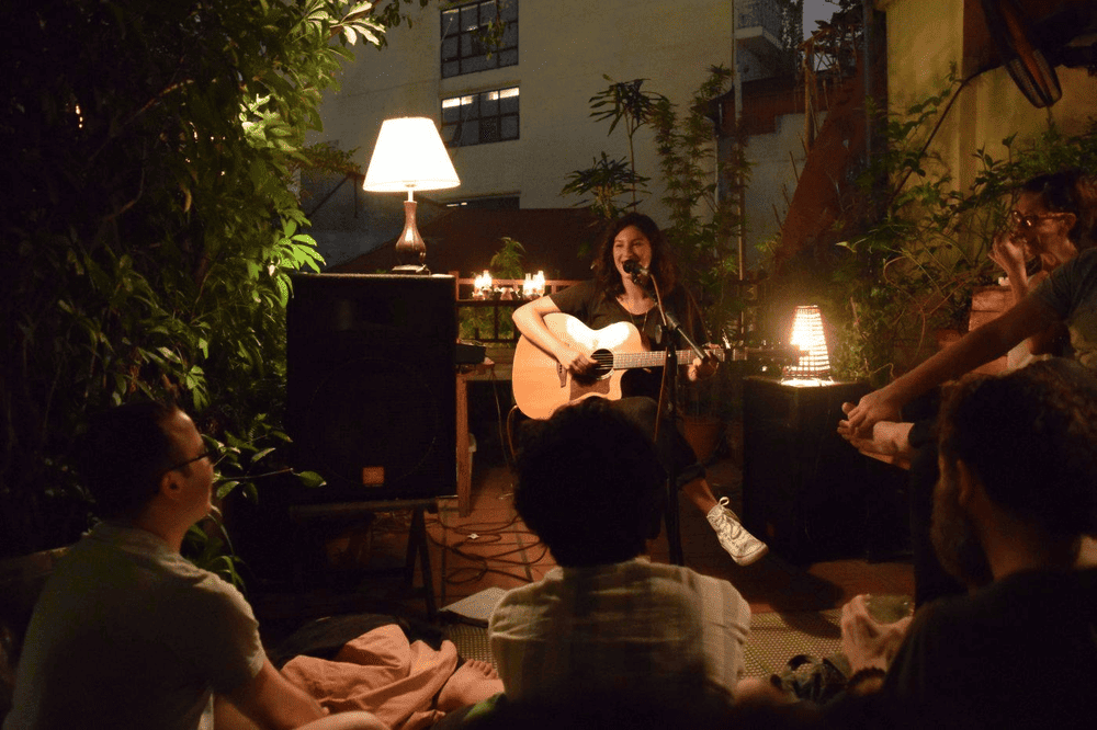 The rooftop garden, adorned with lush greenery and gentle yellow lights, feels like a secluded oasis tucked away in the bustling heart of the Old Quarter (Source: The Hanoi Social Club)